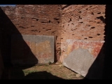 01446 ostia - regio ii - insula vi - casa dell'ercole bambino (ii,vi,3-4) - via della corporazzioni - korridor entlang raum 3 - raum ri norden - li neben der treppe - 09-2022.jpg